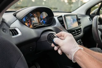 Branchement d'un outil OBD2 sur le port de diagnostic d'une Peugeot 208 pour personnaliser l'éclairage du tableau de bord