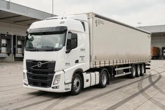 Semi-remorque 44 tonnes en stationnement dans un terminal logistique, vue trois quarts avant montrant les dimensions et l'empattement du véhicule