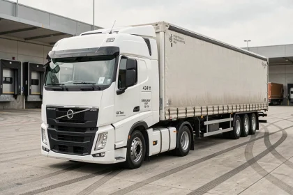 Semi-remorque 44 tonnes en stationnement dans un terminal logistique, vue trois quarts avant montrant les dimensions et l'empattement du véhicule