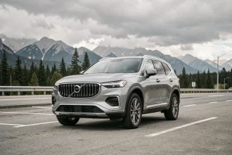 SUV familial de taille moyenne garé sur une aire de repos avec paysage montagneux en arrière-plan, vue trois quarts avant