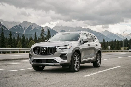 SUV familial de taille moyenne garé sur une aire de repos avec paysage montagneux en arrière-plan, vue trois quarts avant